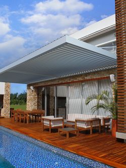 Pergolam com suspensórios em um terraço privado.